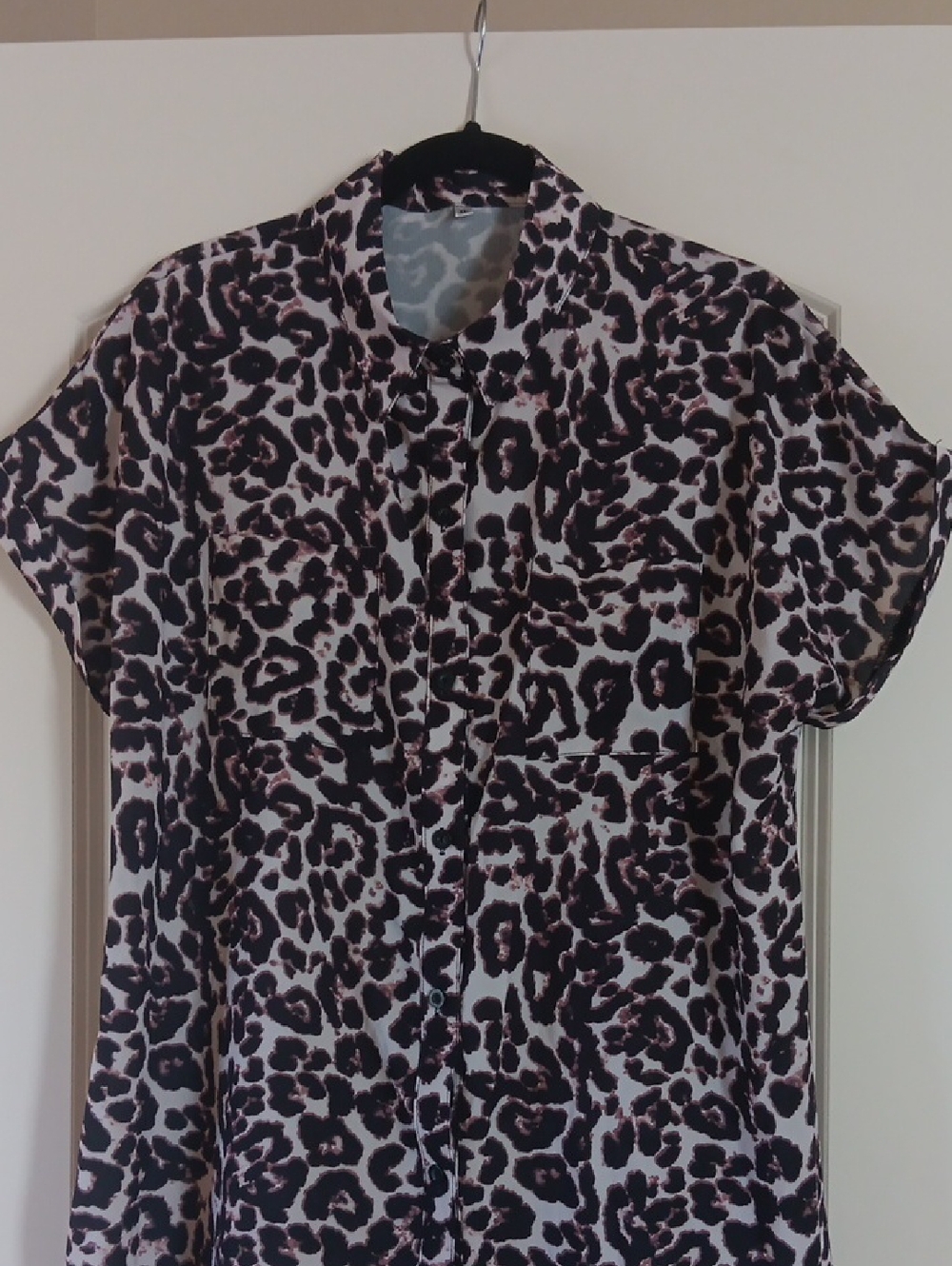 Leopard Print Short Sleeve Button-Up Blouse — Black & Tan